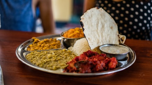 أكبر وليمة هندية تضم أكثر من 60 طبق نباتي في سفرة واحدة!!